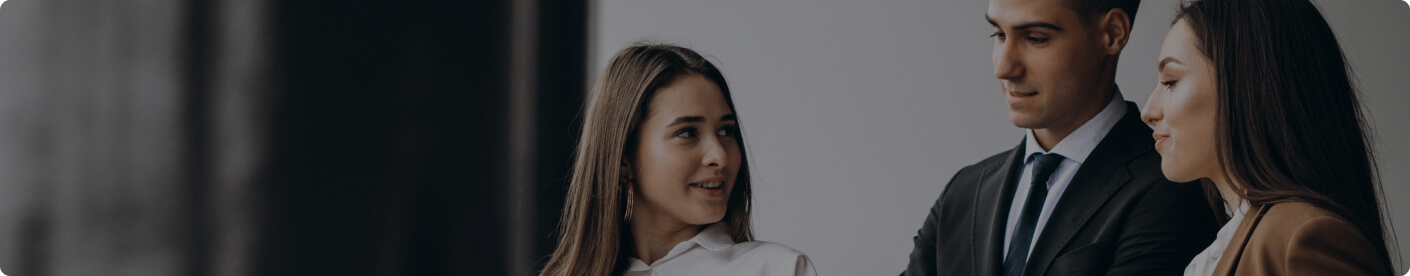Serviços Claro Imobiliária Imagem de 3 executivos conversando